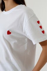 Kalp nakışlı T shirt
