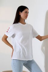 Kalp nakışlı T shirt